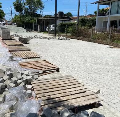 obra de pavimentação em paver e sinalização viária da Servidão de Acesso à Câmara de Vereadores do município de Balneário Piçarras/SC