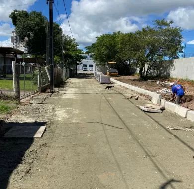 obra de pavimentação em paver e sinalização viária da Servidão de Acesso à Câmara de Vereadores do município de Balneário Piçarras/SC