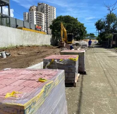 obra de pavimentação em paver e sinalização viária da Servidão de Acesso à Câmara de Vereadores do município de Balneário Piçarras/SC