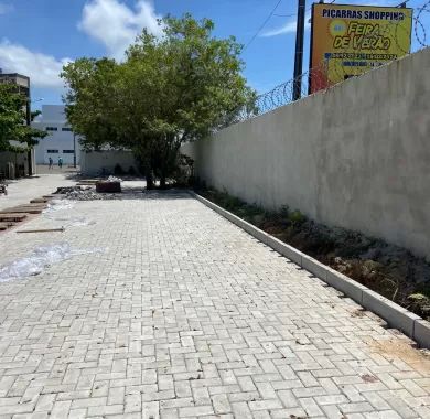 obra de pavimentação em paver e sinalização viária da Servidão de Acesso à Câmara de Vereadores do município de Balneário Piçarras/SC