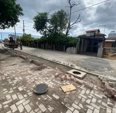 obra de pavimentação em paver e sinalização viária da Servidão de Acesso à Câmara de Vereadores do município de Balneário Piçarras/SC