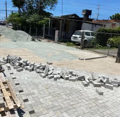 obra de pavimentação em paver e sinalização viária da Servidão de Acesso à Câmara de Vereadores do município de Balneário Piçarras/SC