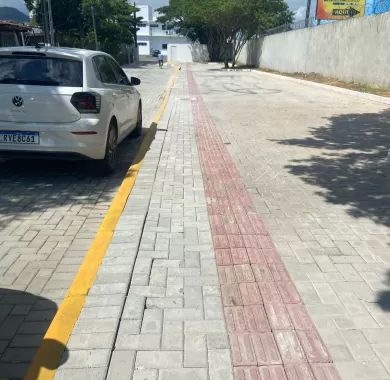 obra de pavimentação em paver e sinalização viária da Servidão de Acesso à Câmara de Vereadores do município de Balneário Piçarras/SC