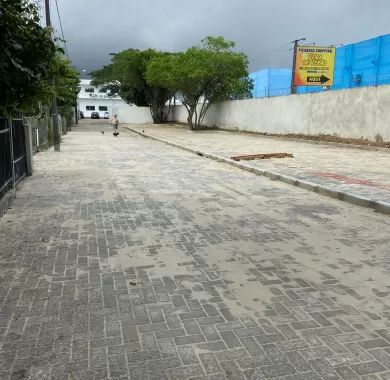 obra de pavimentação em paver e sinalização viária da Servidão de Acesso à Câmara de Vereadores do município de Balneário Piçarras/SC