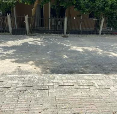 obra de pavimentação em paver e sinalização viária da Servidão de Acesso à Câmara de Vereadores do município de Balneário Piçarras/SC