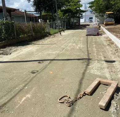 obra de pavimentação em paver e sinalização viária da Servidão de Acesso à Câmara de Vereadores do município de Balneário Piçarras/SC