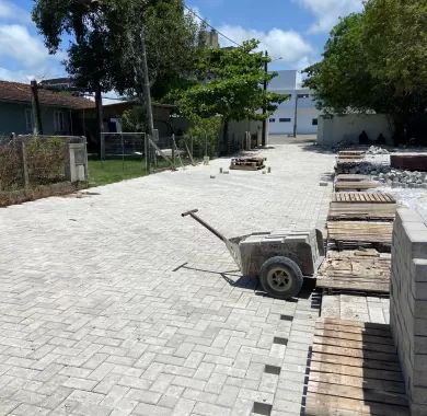 obra de pavimentação em paver e sinalização viária da Servidão de Acesso à Câmara de Vereadores do município de Balneário Piçarras/SC