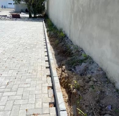 obra de pavimentação em paver e sinalização viária da Servidão de Acesso à Câmara de Vereadores do município de Balneário Piçarras/SC