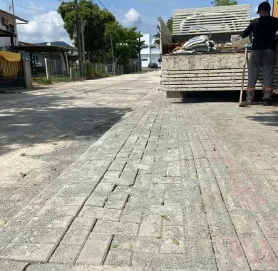 obra de pavimentação em paver e sinalização viária da Servidão de Acesso à Câmara de Vereadores do município de Balneário Piçarras/SC