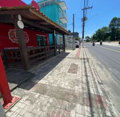 obra de pavimentação em paver e sinalização viária da Servidão de Acesso à Câmara de Vereadores do município de Balneário Piçarras/SC