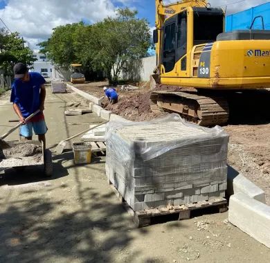 obra de pavimentação em paver e sinalização viária da Servidão de Acesso à Câmara de Vereadores do município de Balneário Piçarras/SC