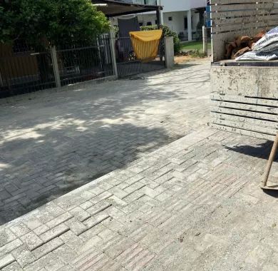 obra de pavimentação em paver e sinalização viária da Servidão de Acesso à Câmara de Vereadores do município de Balneário Piçarras/SC