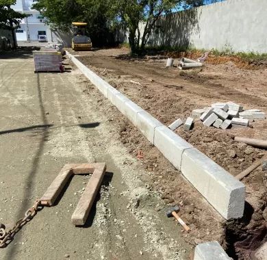 obra de pavimentação em paver e sinalização viária da Servidão de Acesso à Câmara de Vereadores do município de Balneário Piçarras/SC