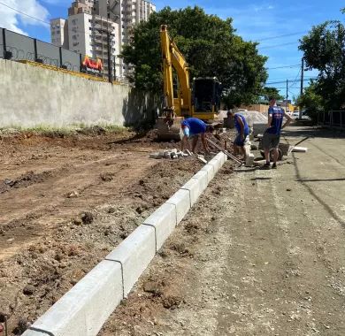 obra de pavimentação em paver e sinalização viária da Servidão de Acesso à Câmara de Vereadores do município de Balneário Piçarras/SC