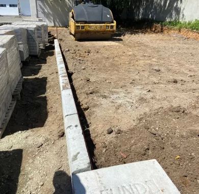 obra de pavimentação em paver e sinalização viária da Servidão de Acesso à Câmara de Vereadores do município de Balneário Piçarras/SC