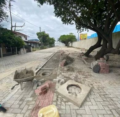 obra de pavimentação em paver e sinalização viária da Servidão de Acesso à Câmara de Vereadores do município de Balneário Piçarras/SC