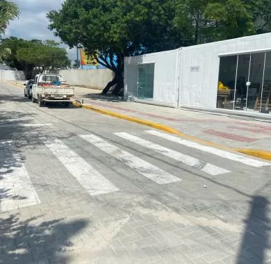 obra de pavimentação em paver e sinalização viária da Servidão de Acesso à Câmara de Vereadores do município de Balneário Piçarras/SC