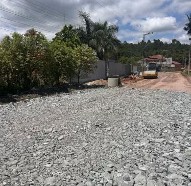 Obra de pavimentação asfáltica, drenagem pluvial e sinalização viária da Estrada Geral da Lagoa, Balneário Piçarras-SC.