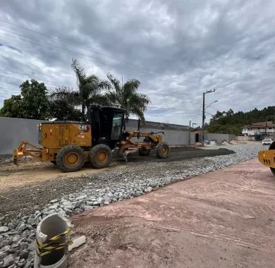 Obra de pavimentação asfáltica, drenagem pluvial e sinalização viária da Estrada Geral da Lagoa, Balneário Piçarras-SC.