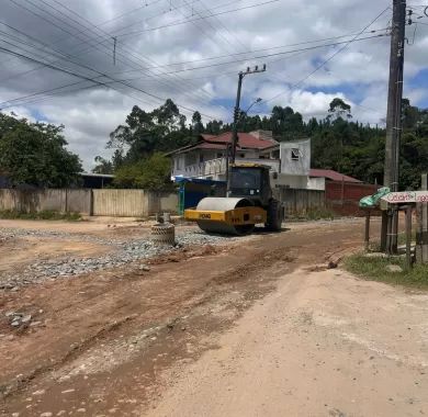 Obra de pavimentação asfáltica, drenagem pluvial e sinalização viária da Estrada Geral da Lagoa, Balneário Piçarras-SC.