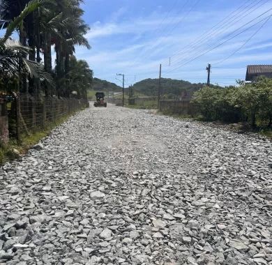 Obra de pavimentação asfáltica, drenagem pluvial e sinalização viária da Estrada Geral da Lagoa, Balneário Piçarras-SC.