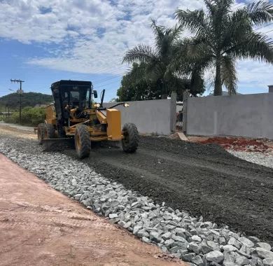 Obra de pavimentação asfáltica, drenagem pluvial e sinalização viária da Estrada Geral da Lagoa, Balneário Piçarras-SC.