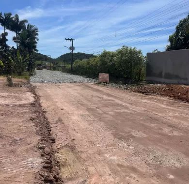 Obra de pavimentação asfáltica, drenagem pluvial e sinalização viária da Estrada Geral da Lagoa, Balneário Piçarras-SC.