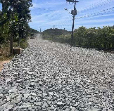 Obra de pavimentação asfáltica, drenagem pluvial e sinalização viária da Estrada Geral da Lagoa, Balneário Piçarras-SC.