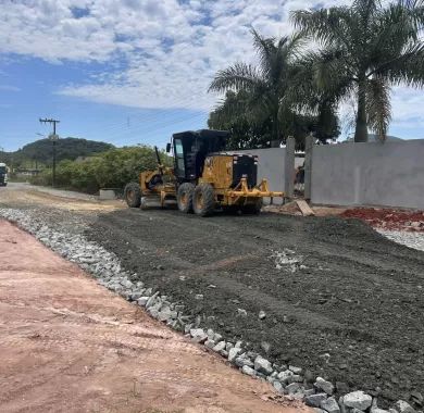 Obra de pavimentação asfáltica, drenagem pluvial e sinalização viária da Estrada Geral da Lagoa, Balneário Piçarras-SC.