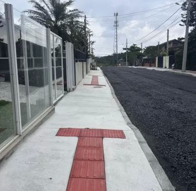 Obra de pavimentação asfáltica e sinalização viária da Rua Caxias do Sul, localizada no bairro Centro, Balneário Piçarras - SC