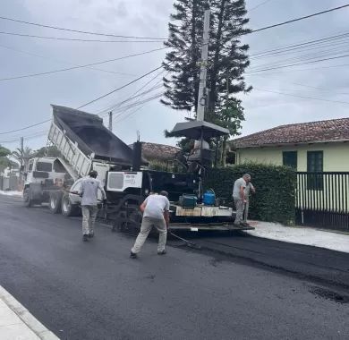 Obra de pavimentação asfáltica e sinalização viária da Rua Caxias do Sul, localizada no bairro Centro, Balneário Piçarras - SC