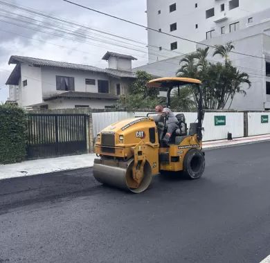 Obra de pavimentação asfáltica e sinalização viária da Rua Caxias do Sul, localizada no bairro Centro, Balneário Piçarras - SC