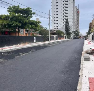 Obra de pavimentação asfáltica e sinalização viária da Rua Caxias do Sul, localizada no bairro Centro, Balneário Piçarras - SC