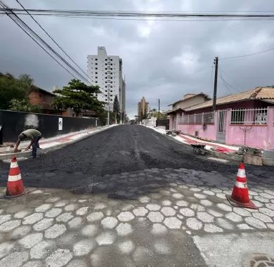 Obra de pavimentação asfáltica e sinalização viária da Rua Caxias do Sul, localizada no bairro Centro, Balneário Piçarras - SC