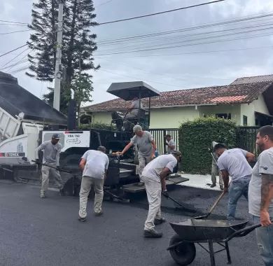 Obra de pavimentação asfáltica e sinalização viária da Rua Caxias do Sul, localizada no bairro Centro, Balneário Piçarras - SC