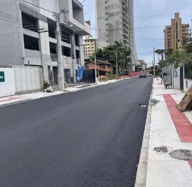 Obra de pavimentação asfáltica e sinalização viária da Rua Caxias do Sul, localizada no bairro Centro, Balneário Piçarras - SC