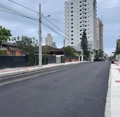 Obra de pavimentação asfáltica e sinalização viária da Rua Caxias do Sul, localizada no bairro Centro, Balneário Piçarras - SC