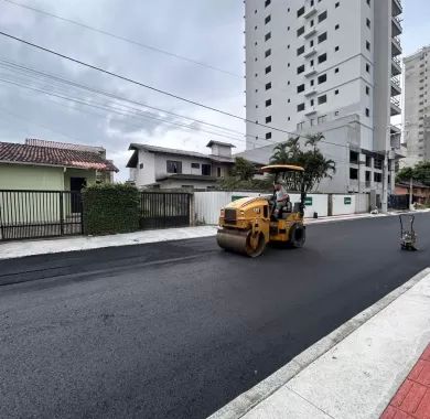 Obra de pavimentação asfáltica e sinalização viária da Rua Caxias do Sul, localizada no bairro Centro, Balneário Piçarras - SC