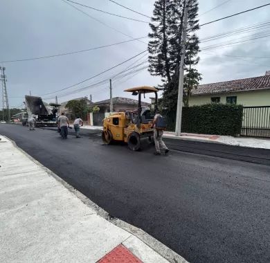 Obra de pavimentação asfáltica e sinalização viária da Rua Caxias do Sul, localizada no bairro Centro, Balneário Piçarras - SC