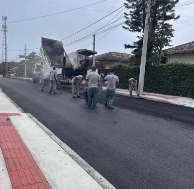 Obra de pavimentação asfáltica e sinalização viária da Rua Caxias do Sul, localizada no bairro Centro, Balneário Piçarras - SC