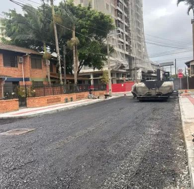 Obra de pavimentação asfáltica e sinalização viária da Rua Caxias do Sul, localizada no bairro Centro, Balneário Piçarras - SC