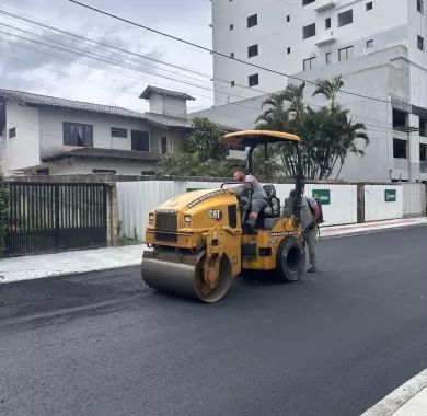 Obra de pavimentação asfáltica e sinalização viária da Rua Caxias do Sul, localizada no bairro Centro, Balneário Piçarras - SC