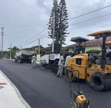 Obra de pavimentação asfáltica e sinalização viária da Rua Caxias do Sul, localizada no bairro Centro, Balneário Piçarras - SC