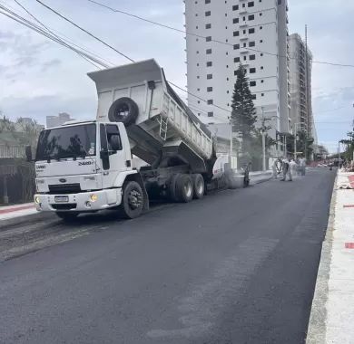 Obra de pavimentação asfáltica e sinalização viária da Rua Caxias do Sul, localizada no bairro Centro, Balneário Piçarras - SC