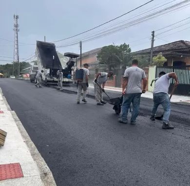 Obra de pavimentação asfáltica e sinalização viária da Rua Caxias do Sul, localizada no bairro Centro, Balneário Piçarras - SC