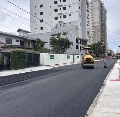 Obra de pavimentação asfáltica e sinalização viária da Rua Caxias do Sul, localizada no bairro Centro, Balneário Piçarras - SC