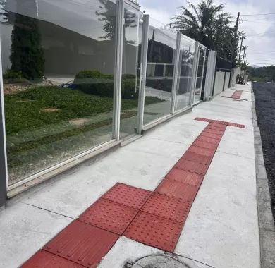 Obra de pavimentação asfáltica e sinalização viária da Rua Caxias do Sul, localizada no bairro Centro, Balneário Piçarras - SC