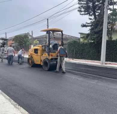 Obra de pavimentação asfáltica e sinalização viária da Rua Caxias do Sul, localizada no bairro Centro, Balneário Piçarras - SC