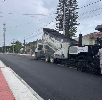 Obra de pavimentação asfáltica e sinalização viária da Rua Caxias do Sul, localizada no bairro Centro, Balneário Piçarras - SC