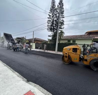 Obra de pavimentação asfáltica e sinalização viária da Rua Caxias do Sul, localizada no bairro Centro, Balneário Piçarras - SC